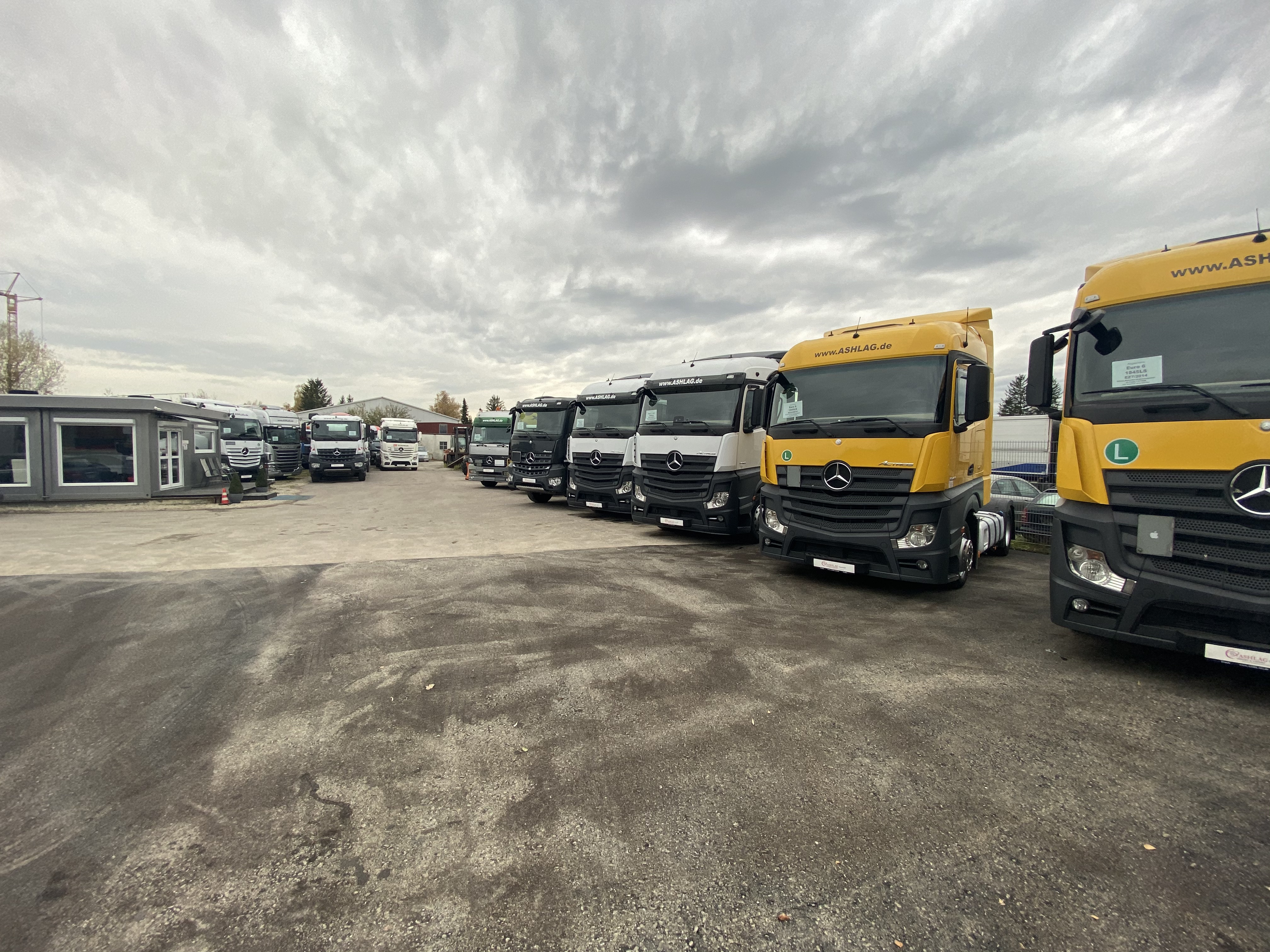 Fahrzeughandel – Auswahl internationaler Fahrzeuge